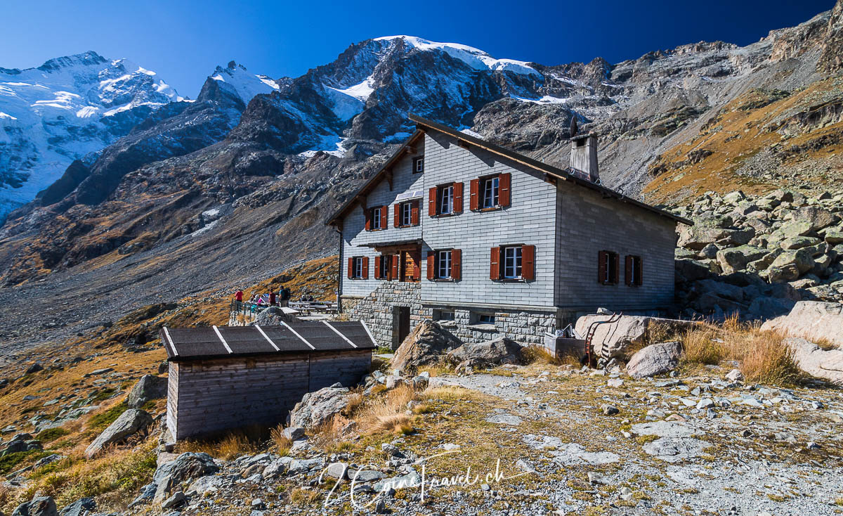 Blick auf die Bovalhütte und Piz Bernina