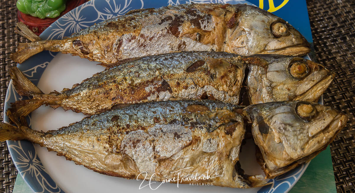 Fried Mackerel with Garlic - ปลาทูทอด