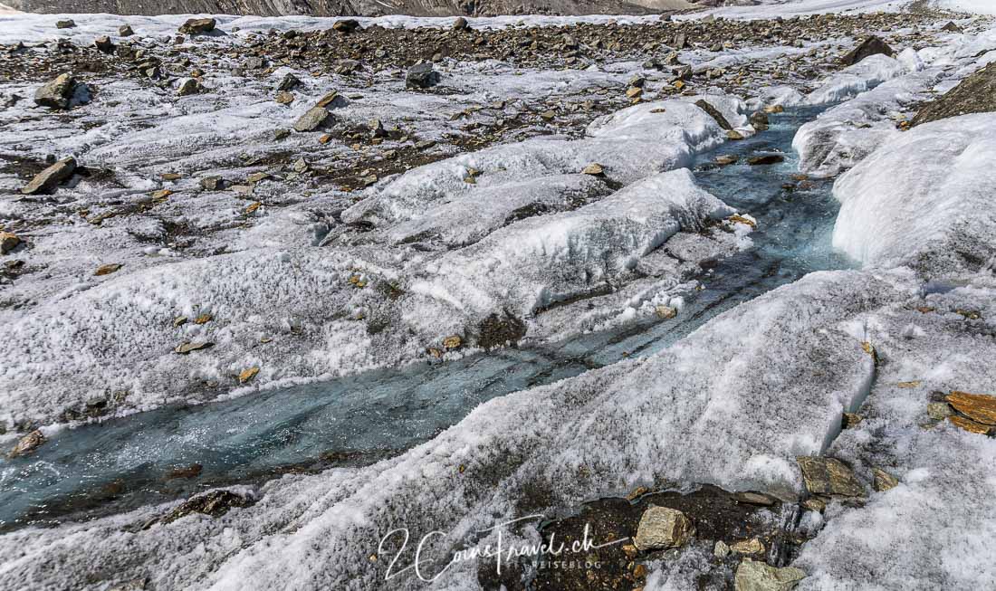 Fluss auf dem Gletscher