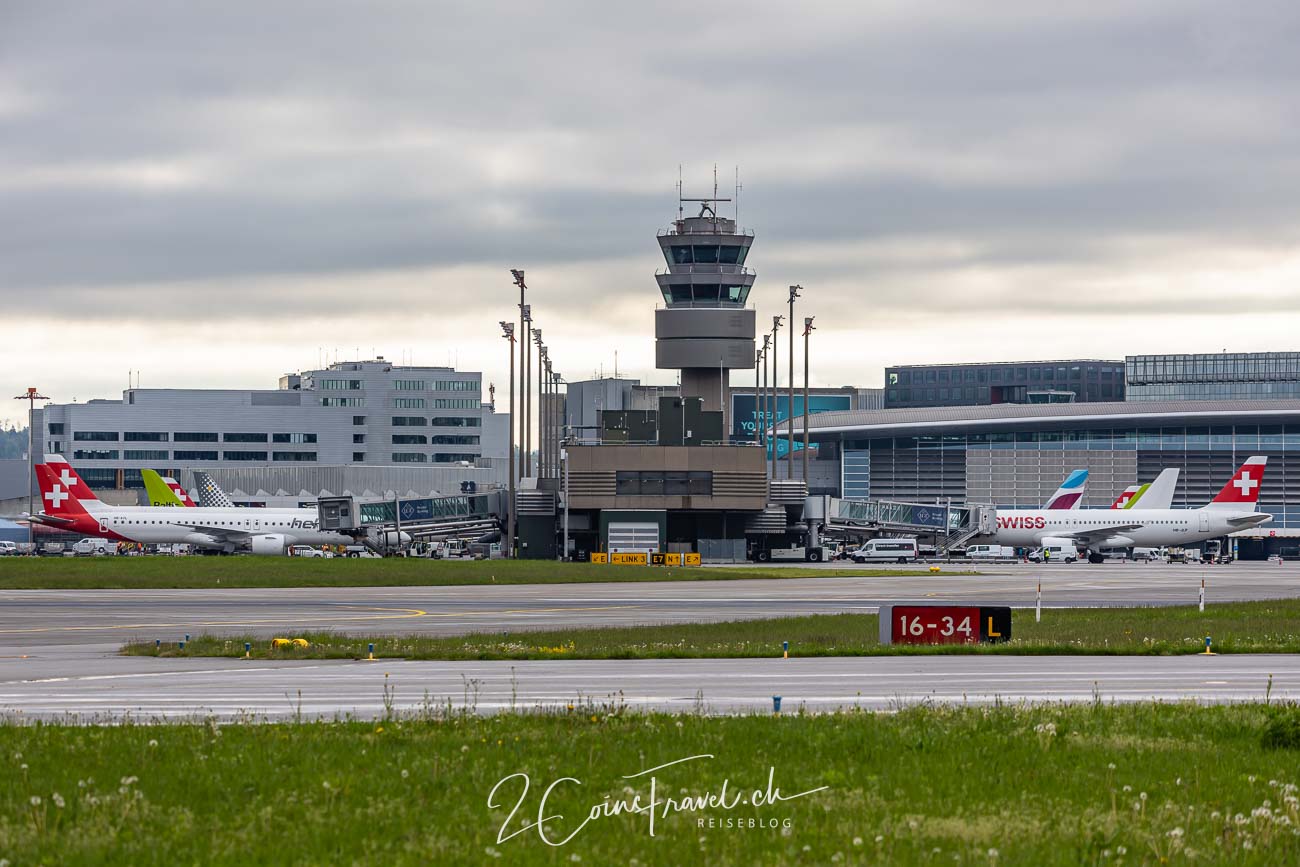 Blick auf Terminal A und Tower